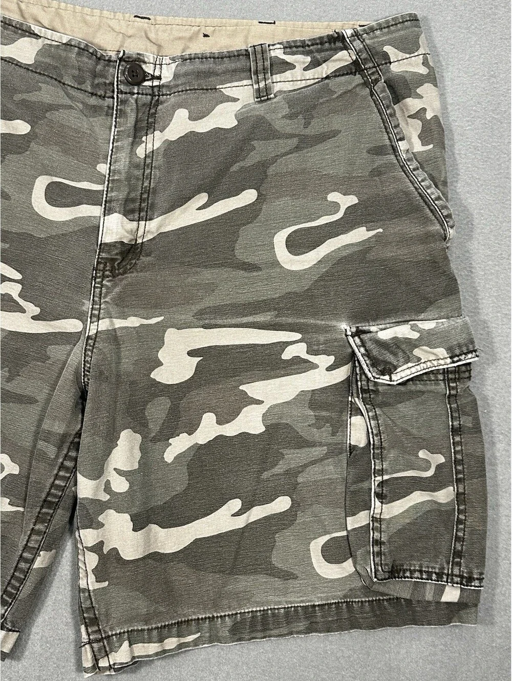 Faded Glory Mens Green Camouflage Multi Pockets Cargo Shorts SZ 42